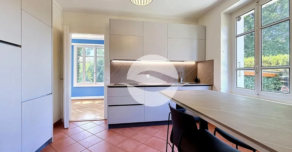 Elegant 8-room house in Terre Sainte