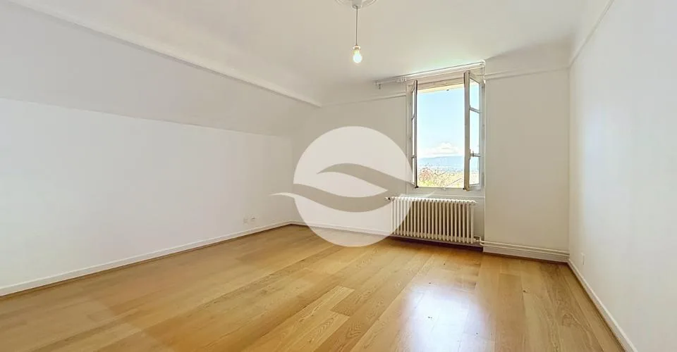 Elegant 8-room house in Terre Sainte