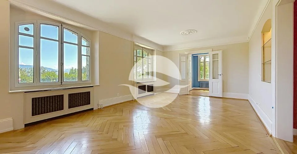 Elegant 8-room house in Terre Sainte