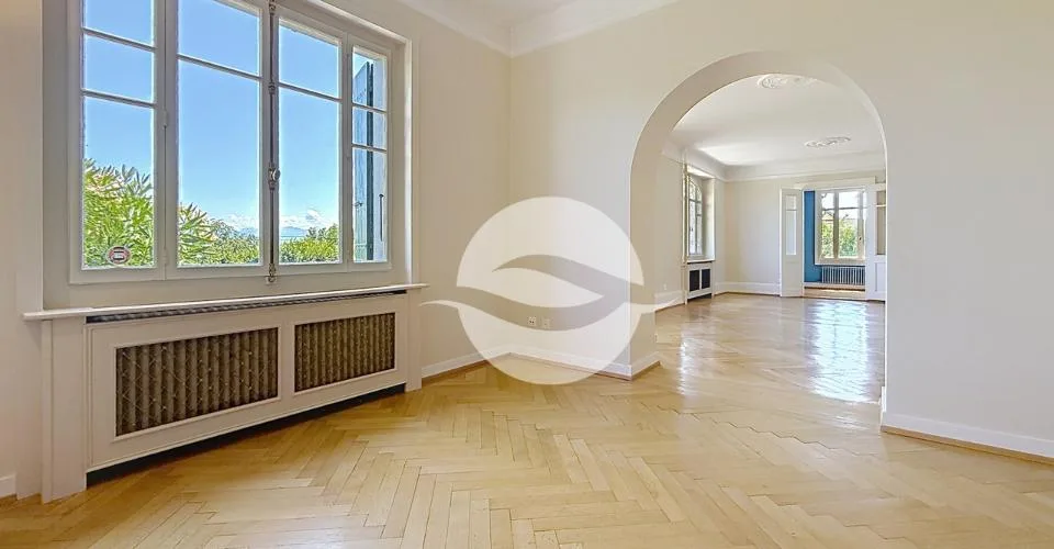 Elegant 8-room house in Terre Sainte