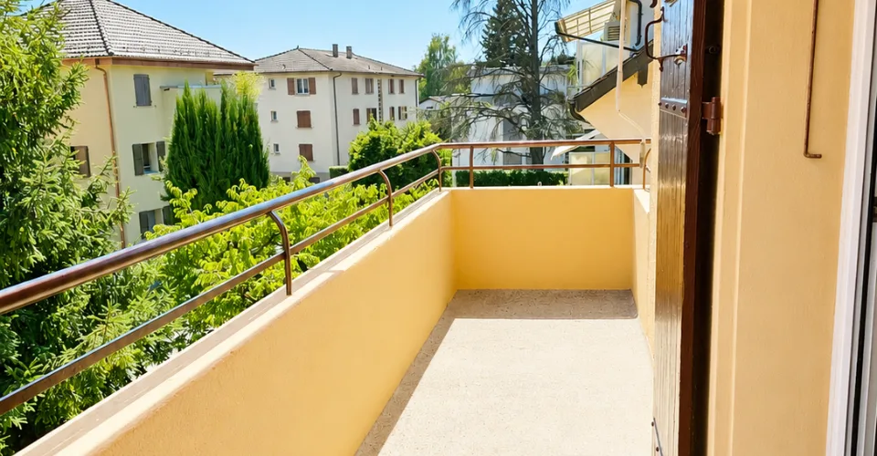 Lumineux 3,5 pièces au dernier étage avec balcon et vue dégagée