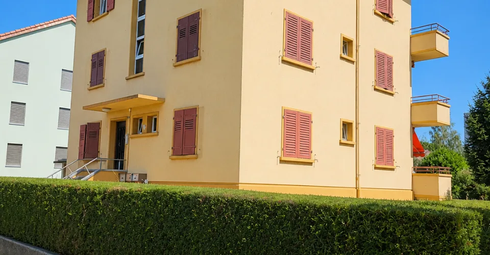 Lumineux 3,5 pièces au dernier étage avec balcon et vue dégagée