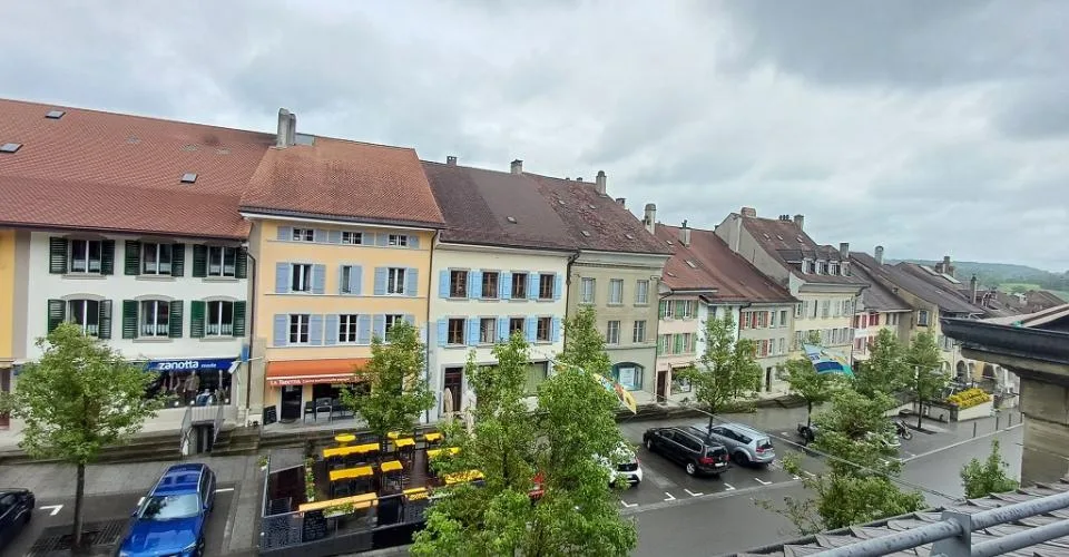 Appartement traversant avec une belle luminosité, centre ville!