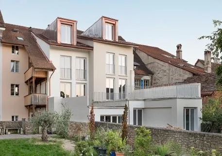 Appartement traversant avec une belle luminosité, centre ville!