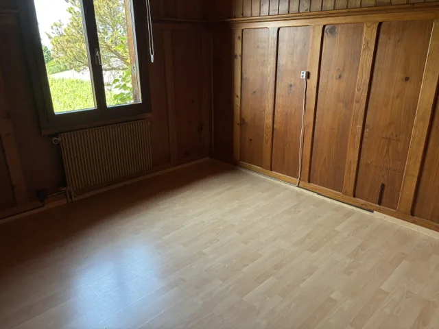 Chalet indépendant avec garage et jardin, proche des commodités