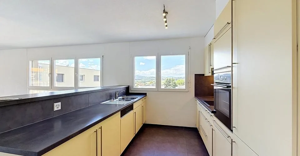 Spacieux appartement de 5,5 pièces avec grand balcon et vue dégagée