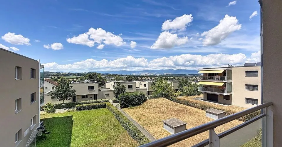 Spacieux appartement de 5,5 pièces avec grand balcon et vue dégagée