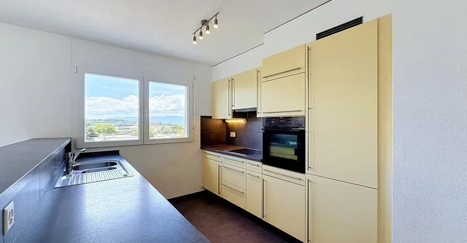Spacieux appartement de 5,5 pièces avec grand balcon et vue dégagée