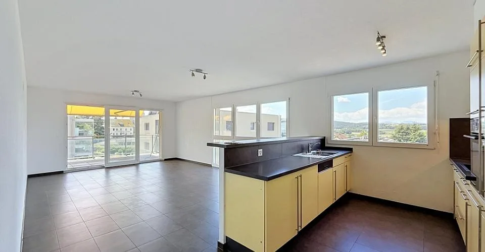 Spacieux appartement de 5,5 pièces avec grand balcon et vue dégagée