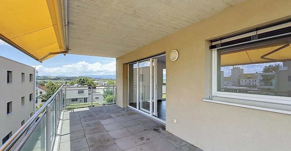 Spacieux appartement de 5,5 pièces avec grand balcon et vue dégagée