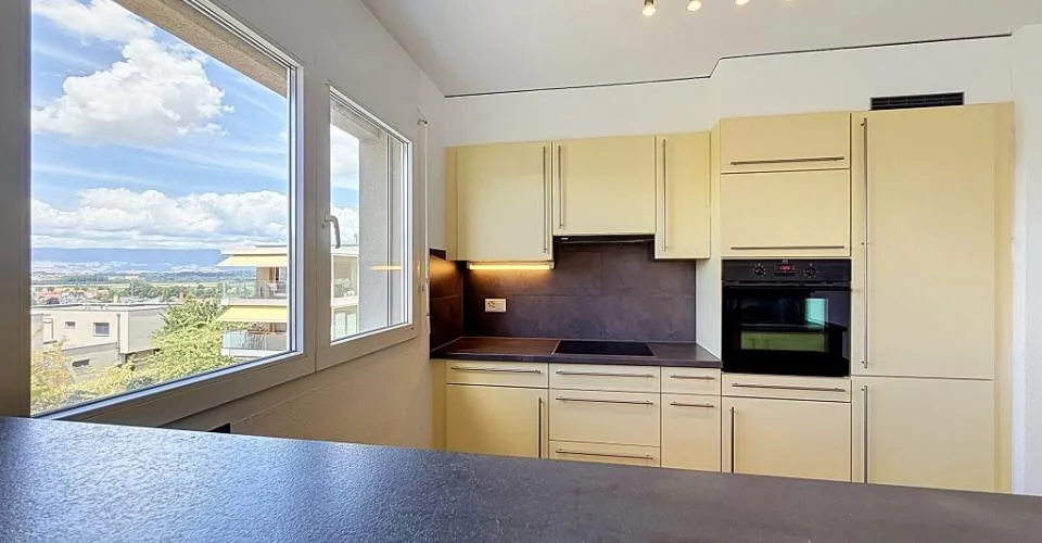 Spacieux appartement de 5,5 pièces avec grand balcon et vue dégagée