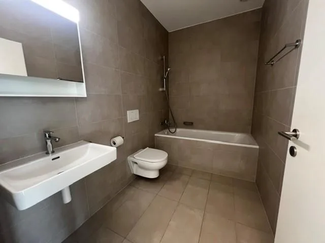 Magnifique appartement de 2,5 pièces au rez-de-chaussée, offrant une spacieuse terrasse ( G002 )