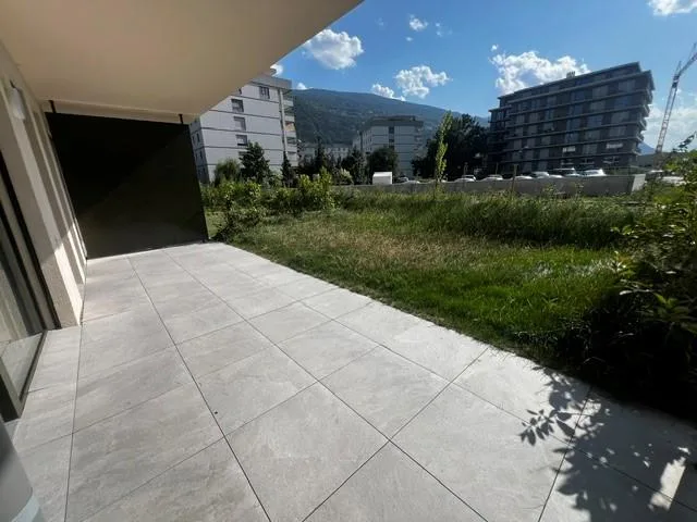 Magnifique appartement de 2,5 pièces au rez-de-chaussée, offrant une spacieuse terrasse ( G002 )