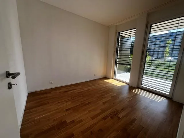 Magnifique appartement de 2,5 pièces au rez-de-chaussée, offrant une spacieuse terrasse ( G002 )