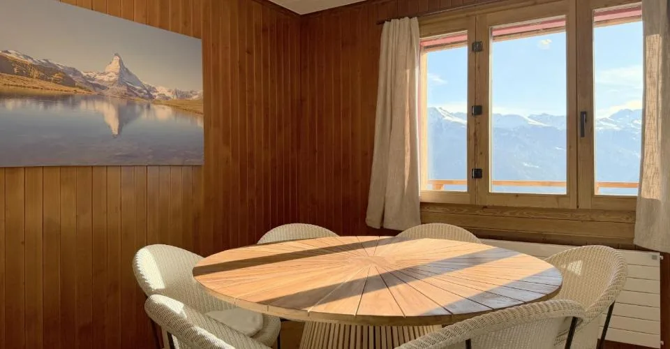 Dans un superbe chalet rénové à Bluche, appartement indépendant à louer avec vue exceptionnelle sur les Alpes valaisannes – Foto 2 von 13