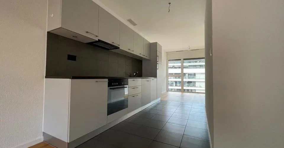 Appartement traversant de 3.5 pièces au 4ème étage d'environ 91m2 dest
