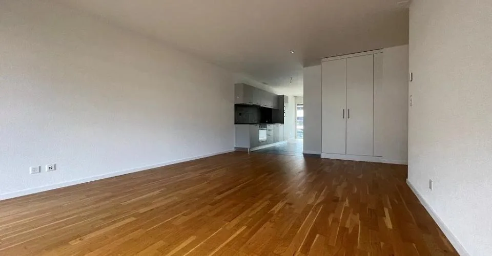 Appartement traversant de 3.5 pièces au 4ème étage d'environ 91m2 dest