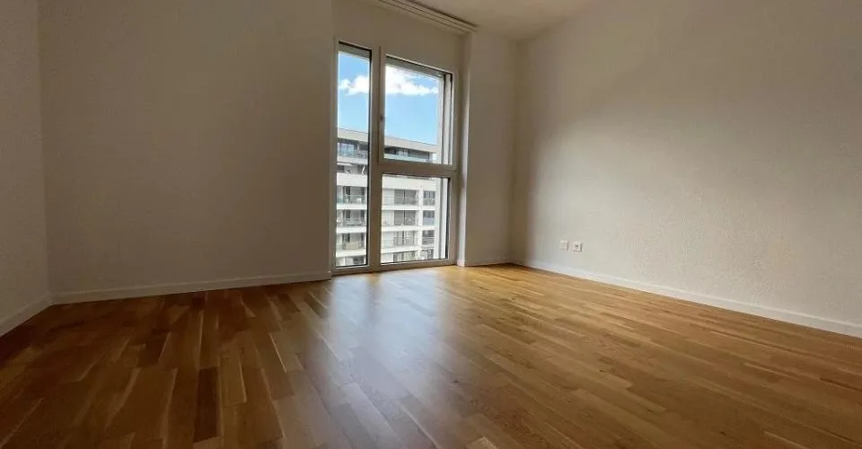 Appartement traversant de 3.5 pièces au 4ème étage d'environ 91m2 dest