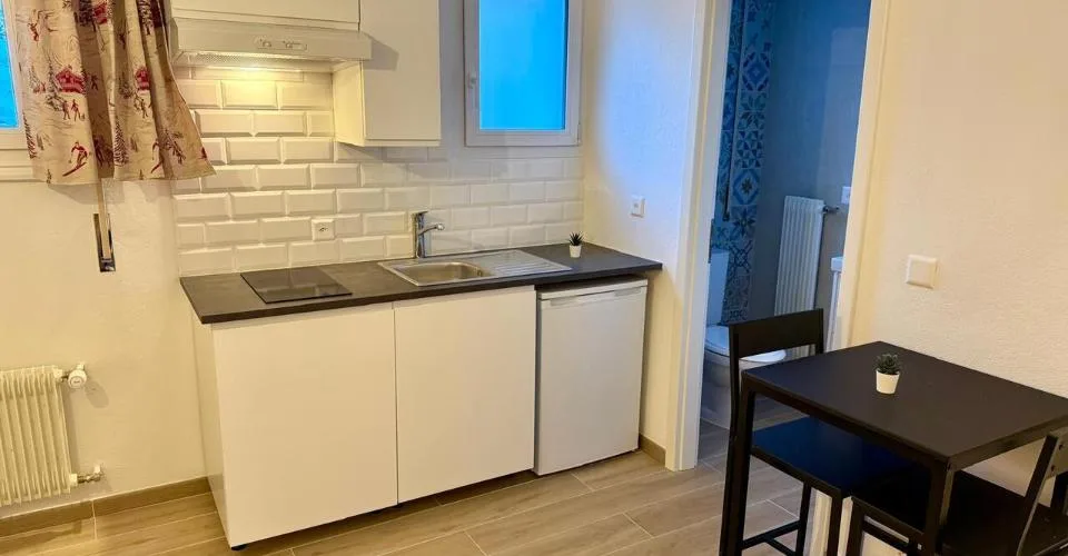 Charmant petit studio rénové - A L'ANNEE