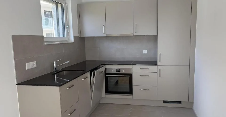 Magnifique appartement de 2.5 pièces au 1er étage d'un immeuble neuf avec balcon - E102