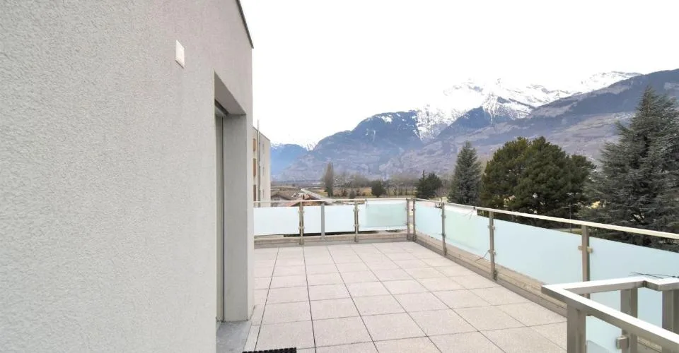 Bel app. de 2,5 pièces avec grande terrasse et de places de parc