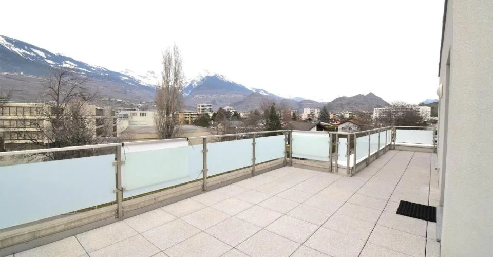 Bel app. de 2,5 pièces avec grande terrasse et de places de parc