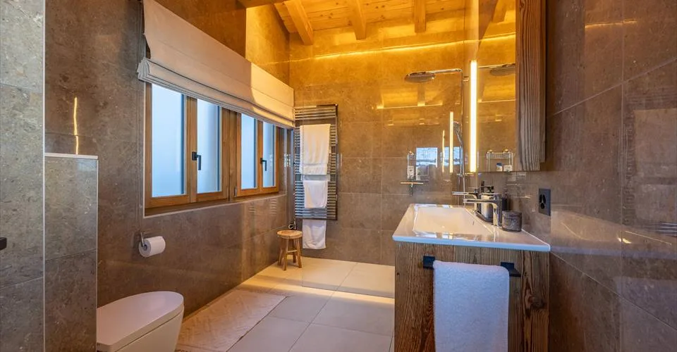 Location à la semaine : Magnifique chalet en vieux bois avec vue spectaculaire sur la vallée