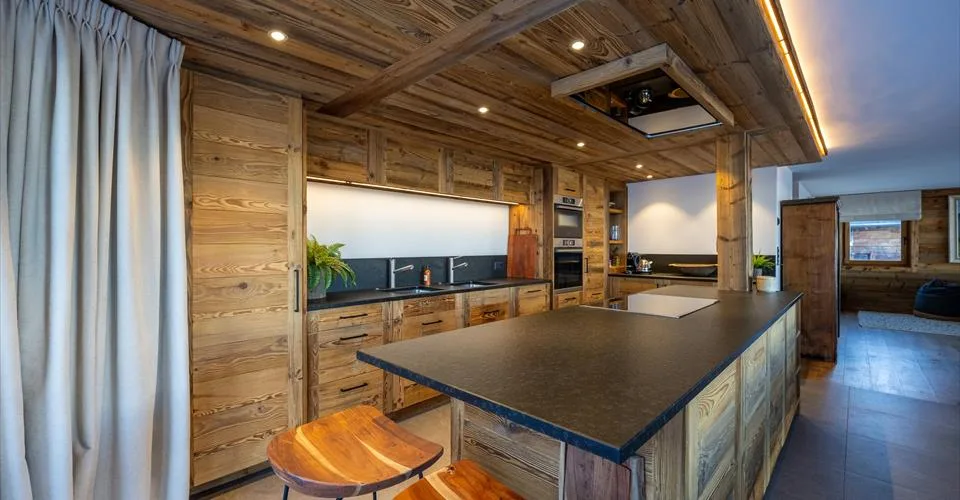 Location à la semaine : Magnifique chalet en vieux bois avec vue spectaculaire sur la vallée
