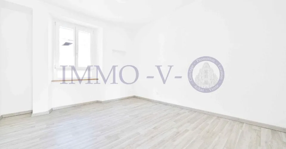 SPACIEUX ET LUMINEUX AVEC GRAND BALCON-TERRASSE DE 60M2 ET VUE LAC