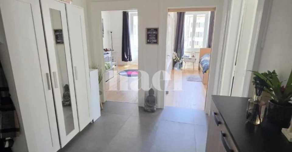Appartement de 4 pièces rénové récemment avec balcon et véranda