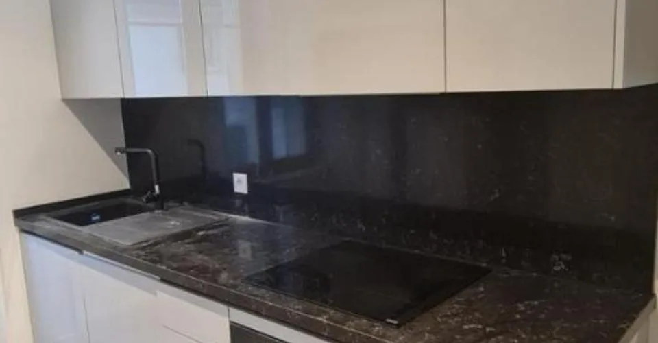 Appartement de 4 pièces rénové récemment avec balcon et véranda