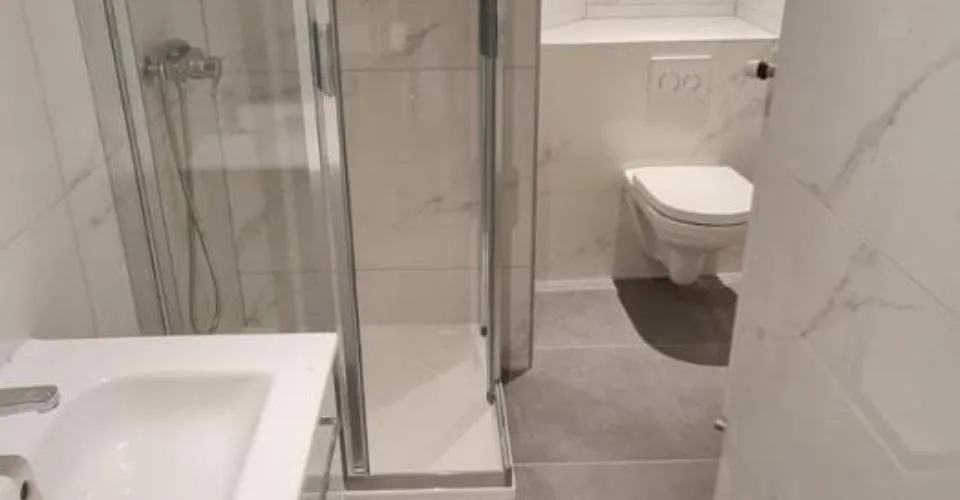 Appartement de 4 pièces rénové récemment avec balcon et véranda