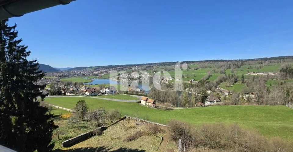 Appartement de 4 pièces rénové récemment avec balcon et véranda