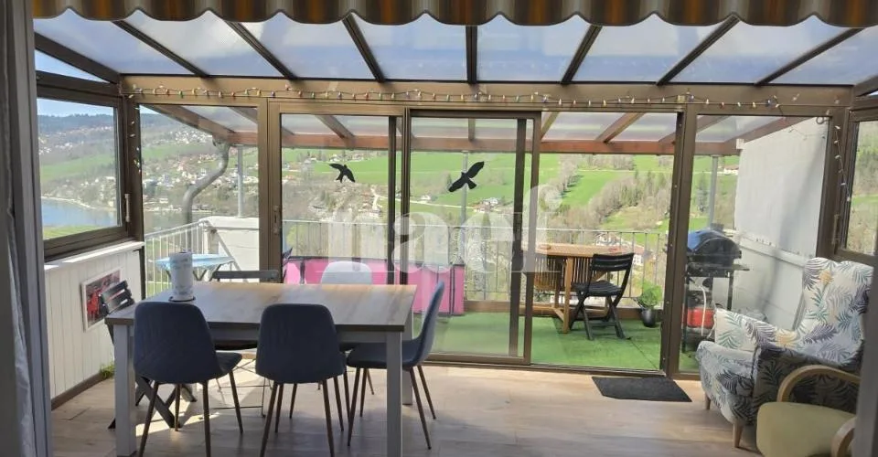Appartement de 4 pièces rénové récemment avec balcon et véranda