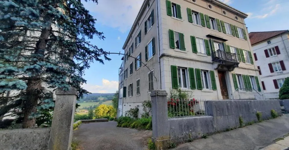 Appartement de 4 pièces rénové récemment avec balcon et véranda