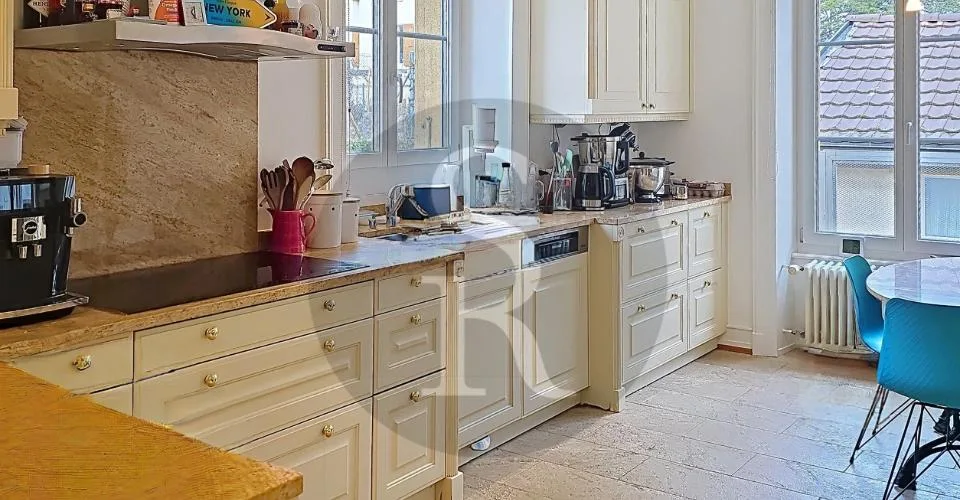 Saint-Nicolas 5 à Neuchâtel - Grand 7.5 pièces en duplex, au 1er étage