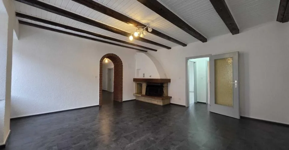 SPACIEUX LOGEMENT AVEC CHEMINÉE