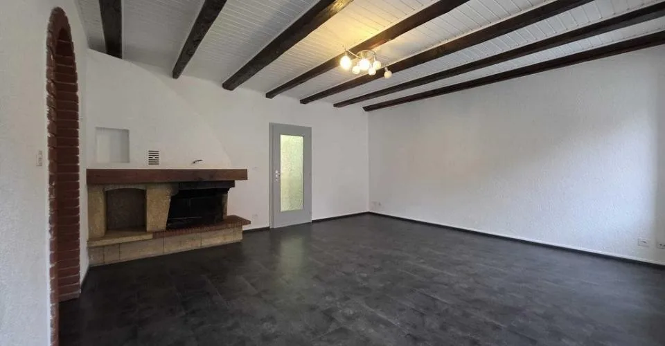 SPACIEUX LOGEMENT AVEC CHEMINÉE