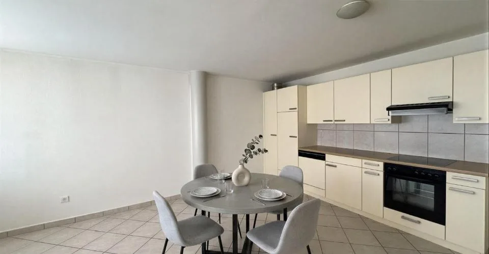Grand appartement de 3,5 pièces au Centre-ville de Neuchâtel (zone piétonne)