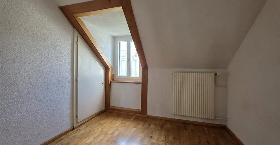 JOLI LOGEMENT MANSARDÉ À PROXIMITÉ DE TOUTES COMMODITÉS – Foto 6 von 7