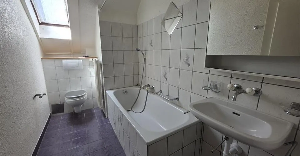 JOLI LOGEMENT MANSARDÉ À PROXIMITÉ DE TOUTES COMMODITÉS – Foto 5 von 7