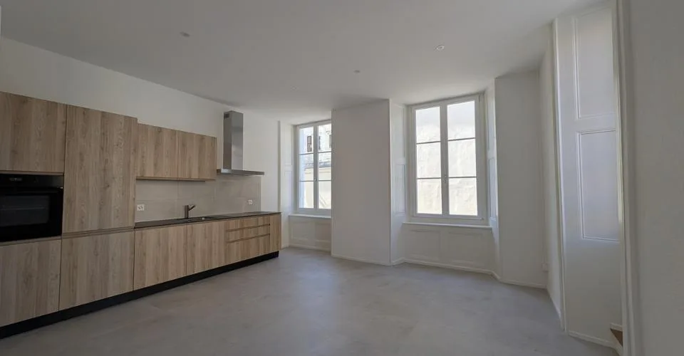 Grand appartement de trois pièces avec cachet