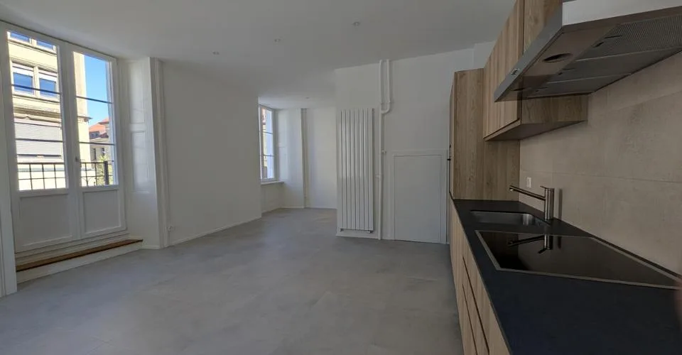 Grand appartement de trois pièces avec cachet