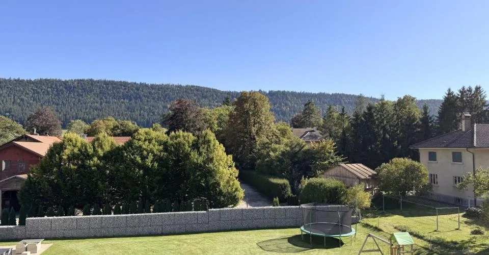 Attique de 4,5 pièces, lumière, nature et élégance contemporaine.