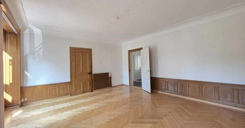 BEL ET GRAND APPARTEMENT AVEC CACHET