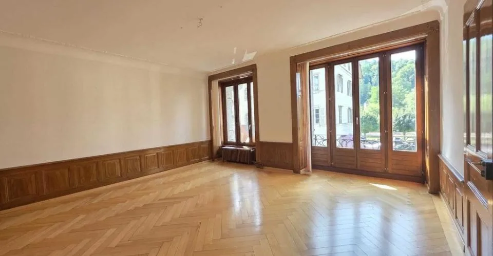 BEL ET GRAND APPARTEMENT AVEC CACHET