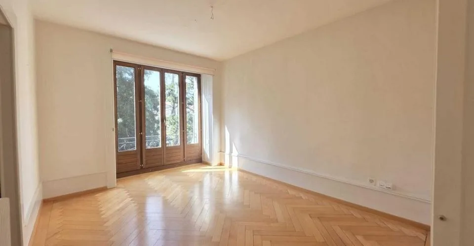 BEL ET GRAND APPARTEMENT AVEC CACHET