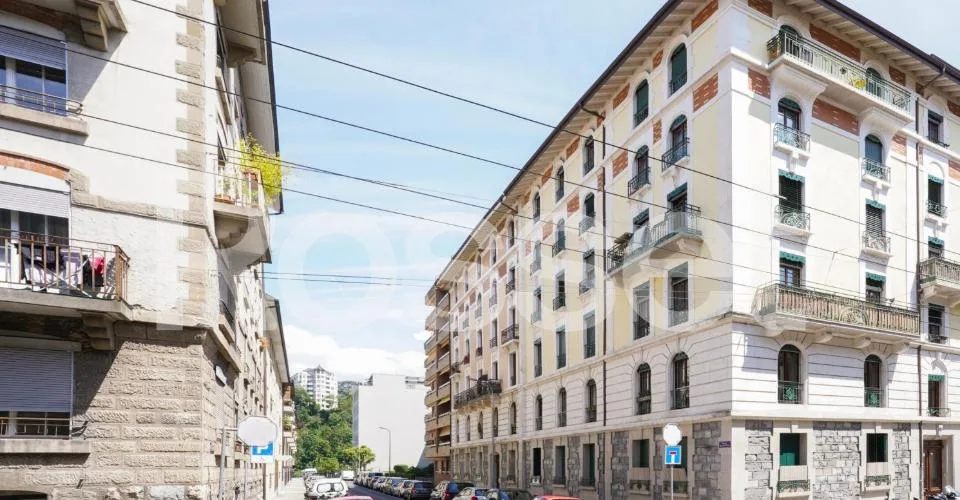 Appartement de 2 pièces au 4ème étage dans un immeuble sans ascenseur.