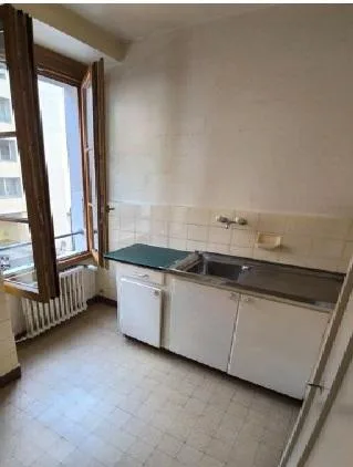 Studio au 1er étage situé aux Pâquis