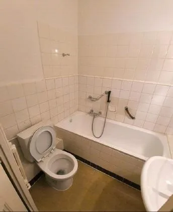 Studio au 1er étage situé aux Pâquis